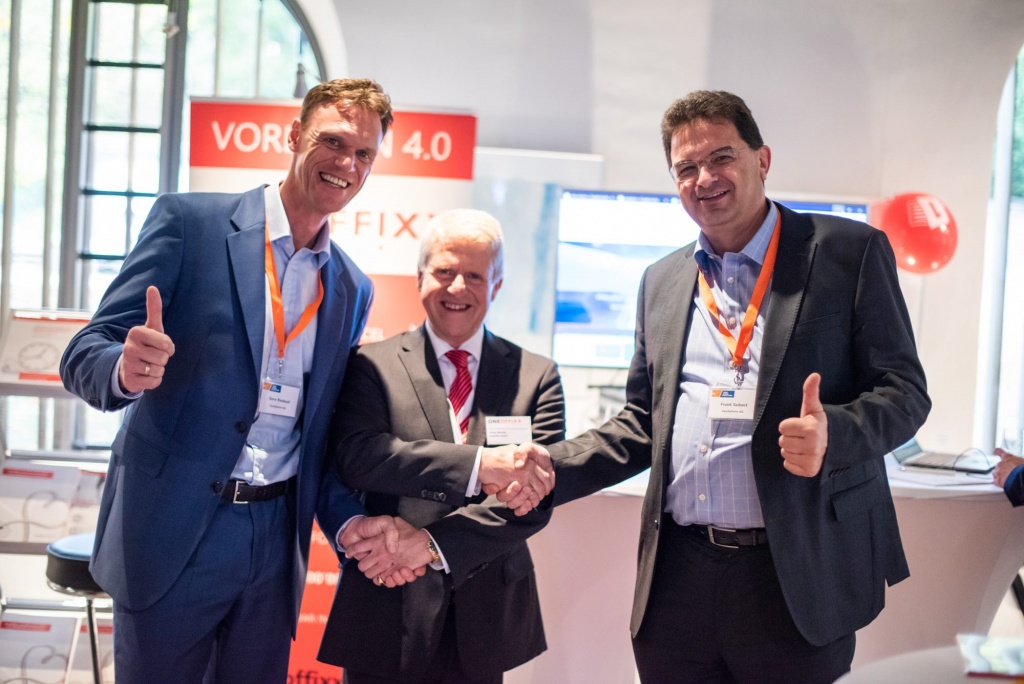 OneOffixx-Geschäftsführer Elmar Barzen besiegelt die Partnerschaft mit der AppSphere AG.