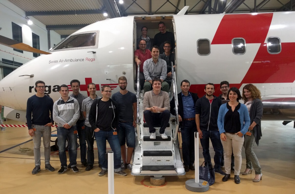 Bild OneOffixx Teamfoto bei Rega vor Challenger Ambulanzjet im Hangar
