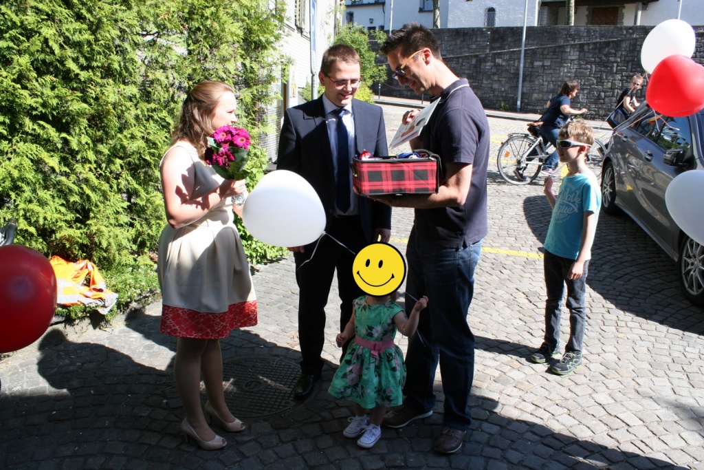 Bild: CTO Ralph Kirchner übergibt dem Brautpaar das Hochzeitsgeschenk